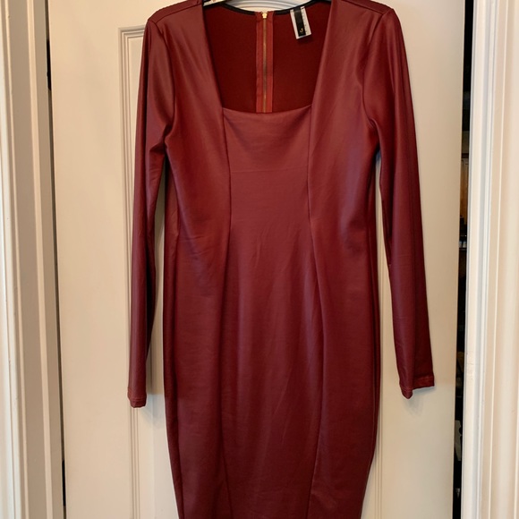*Maroon girls outs dress* - Picture 2 of 2